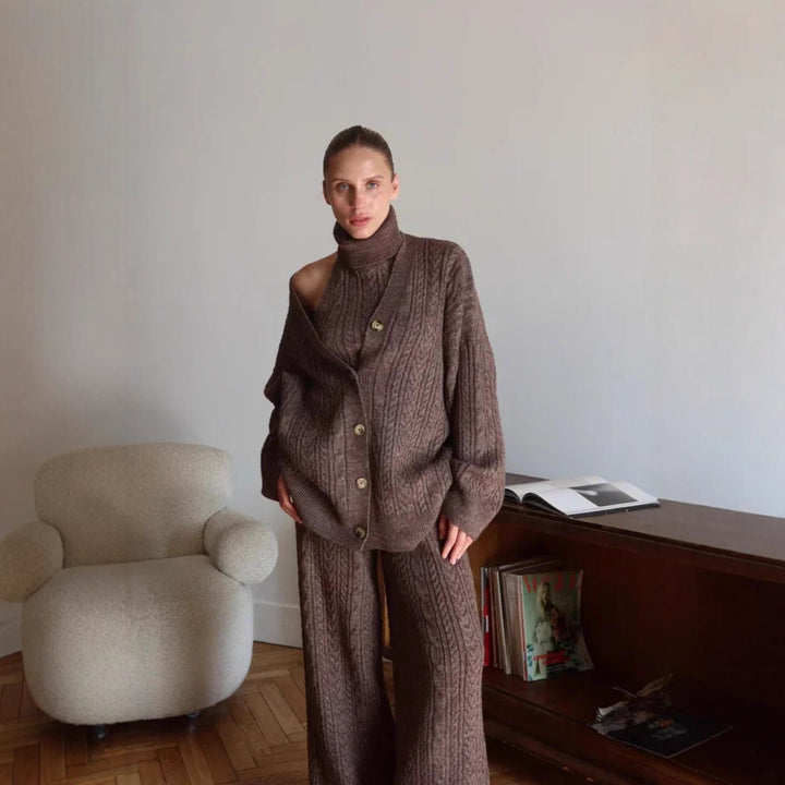 Damstickad loungewear-set med avslappnad passform och mysiga detaljer Mirla-Eva Jonsson
