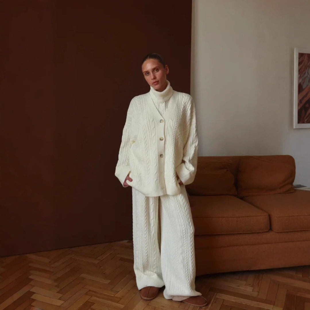 Damstickad loungewear-set med avslappnad passform och mysiga detaljer Mirla-Eva Jonsson