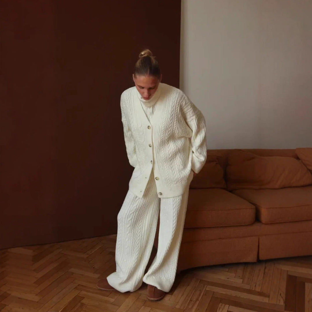 Damstickad loungewear-set med avslappnad passform och mysiga detaljer Mirla-Eva Jonsson