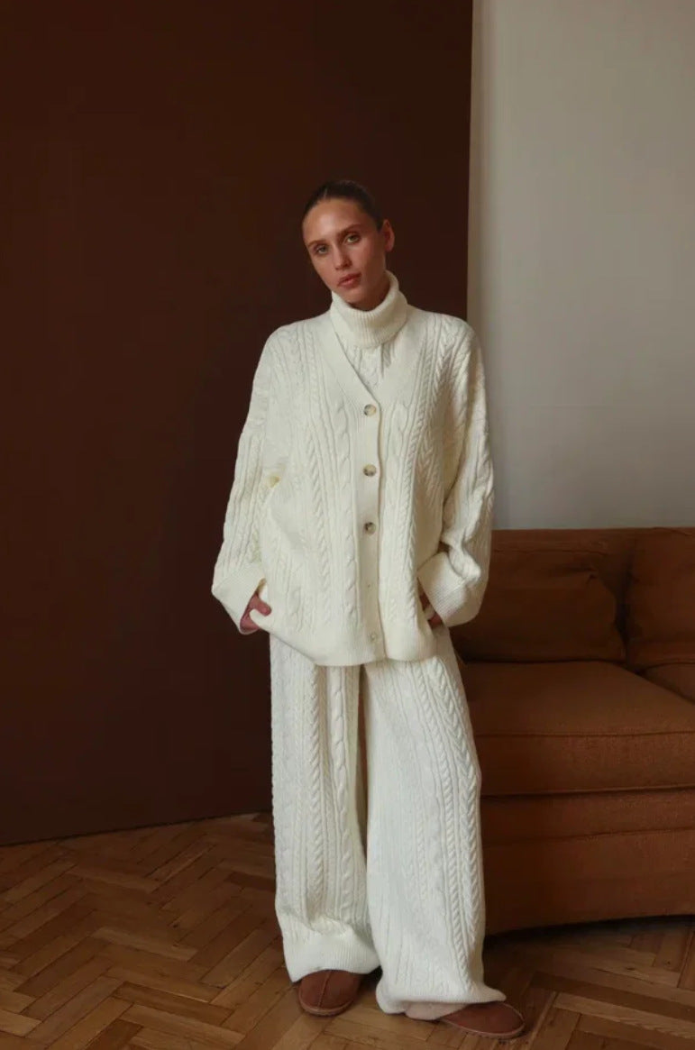Damstickad loungewear-set med avslappnad passform och mysiga detaljer Mirla-Eva Jonsson