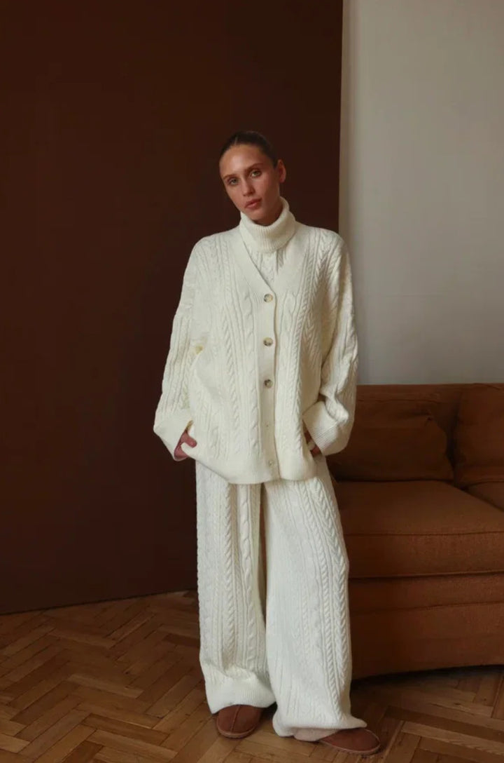 Damstickad loungewear-set med avslappnad passform och mysiga detaljer Mirla-Eva Jonsson