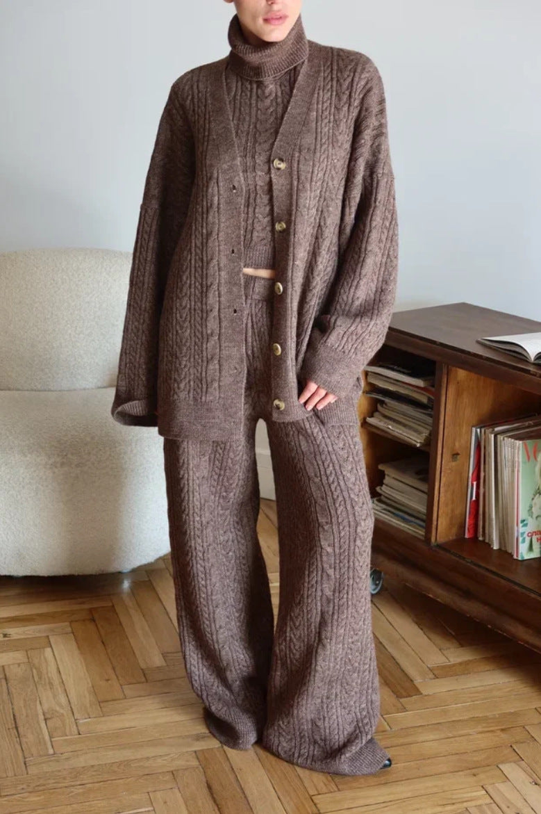 Damstickad loungewear-set med avslappnad passform och mysiga detaljer Mirla-Eva Jonsson