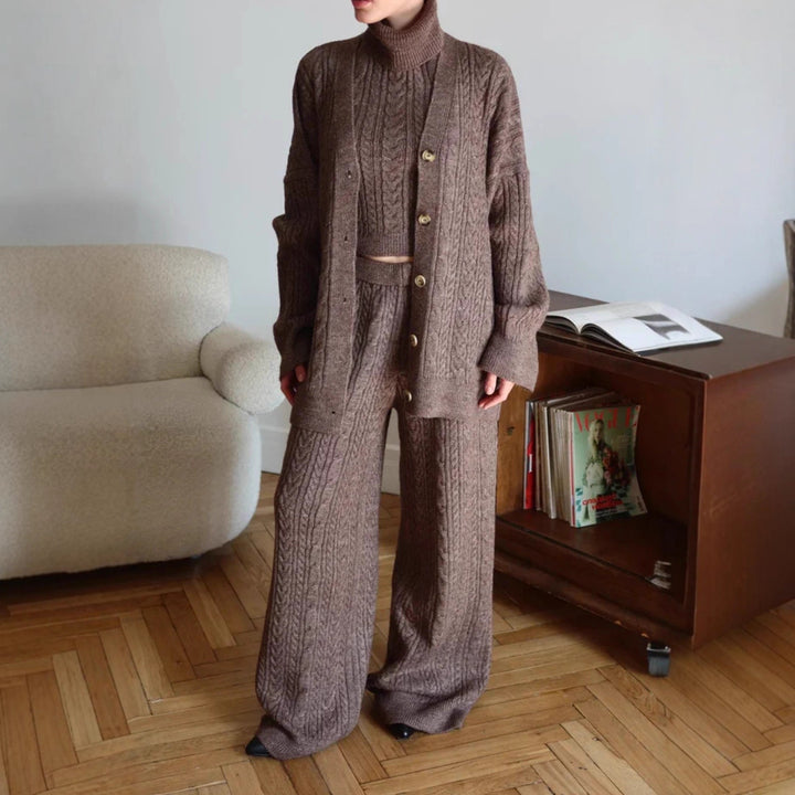 Damstickad loungewear-set med avslappnad passform och mysiga detaljer Mirla-Eva Jonsson