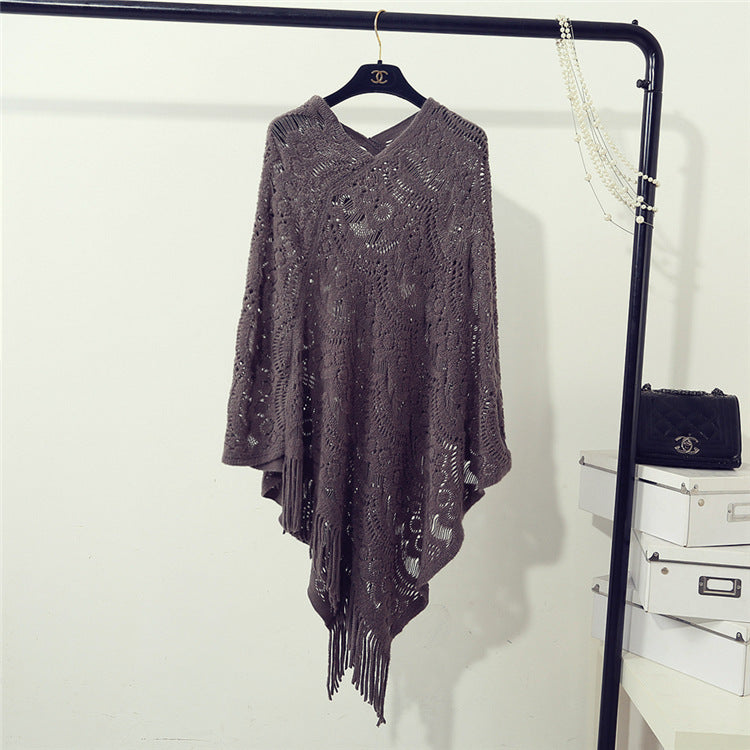 Damstickad poncho med iögonfallande virkade mönster och modefransar Eva Jonsson-Eva Jonsson