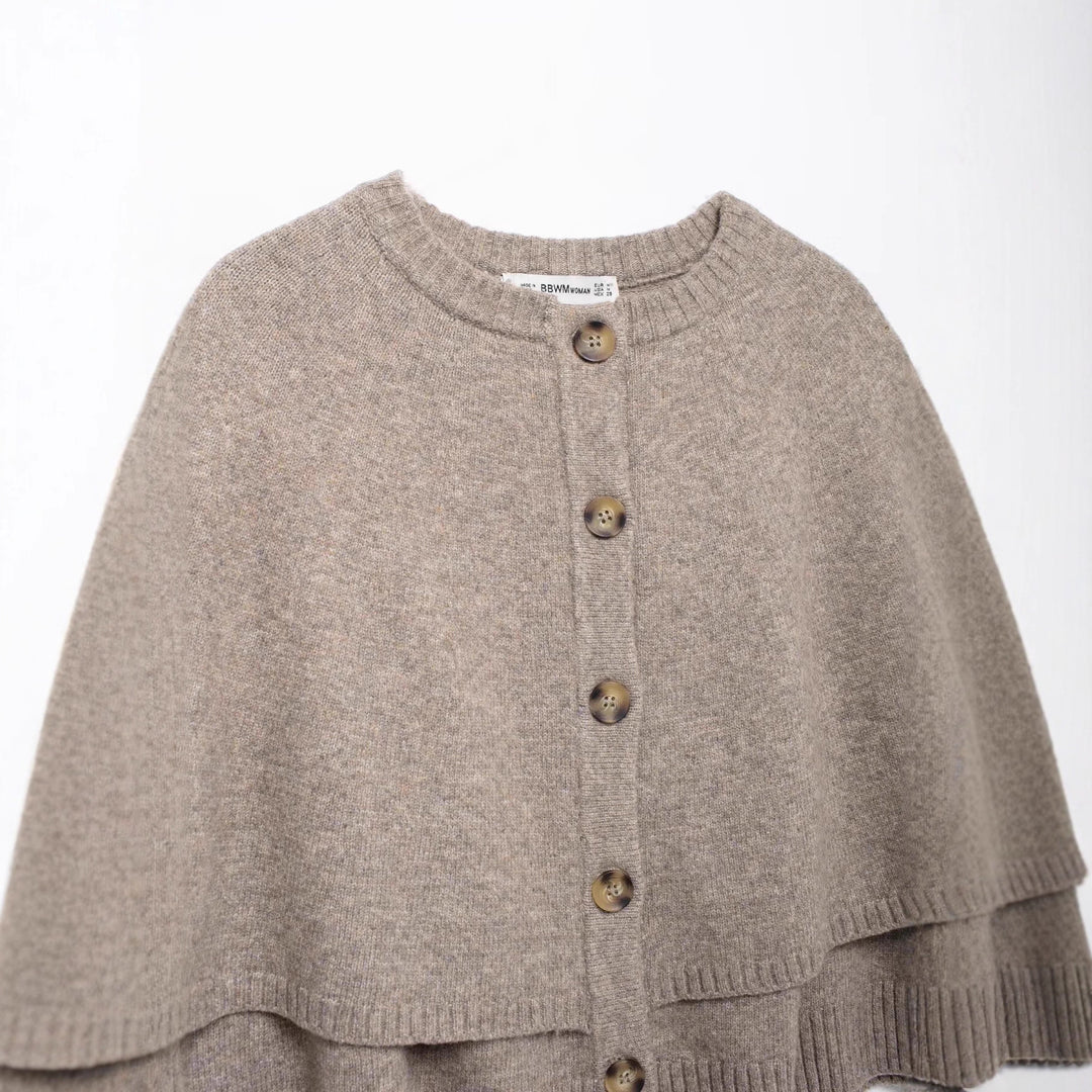 Damstickad poncho med knapppdetaljer Mirla-Eva Jonsson