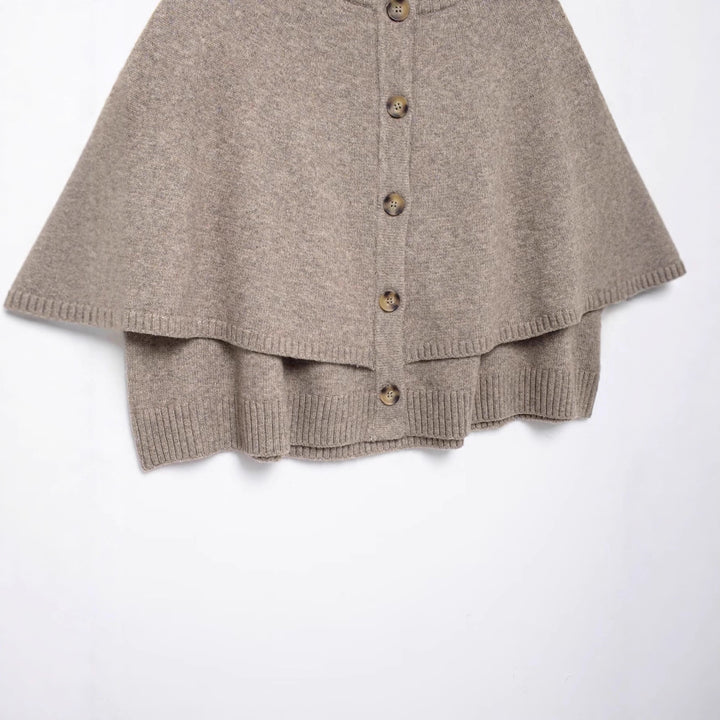 Damstickad poncho med knapppdetaljer Mirla-Eva Jonsson