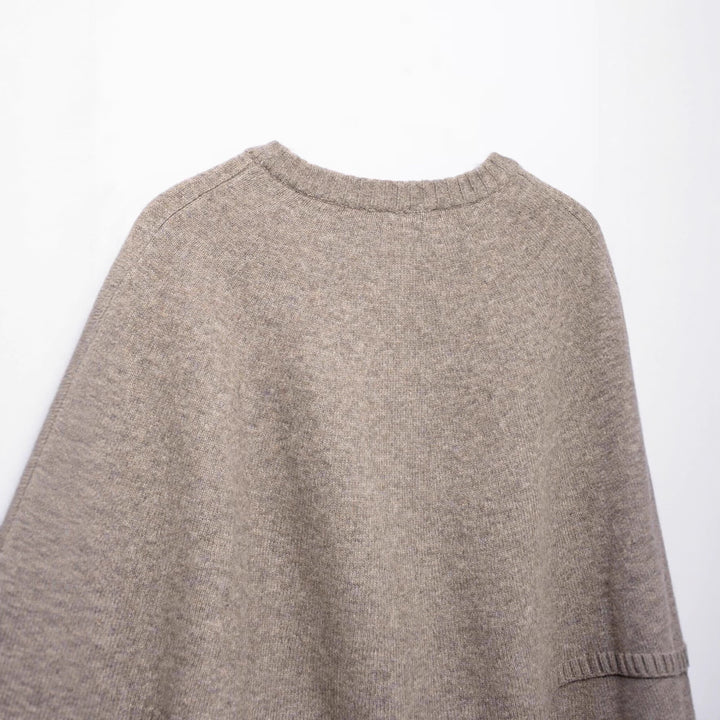 Damstickad poncho med knapppdetaljer Mirla-Eva Jonsson