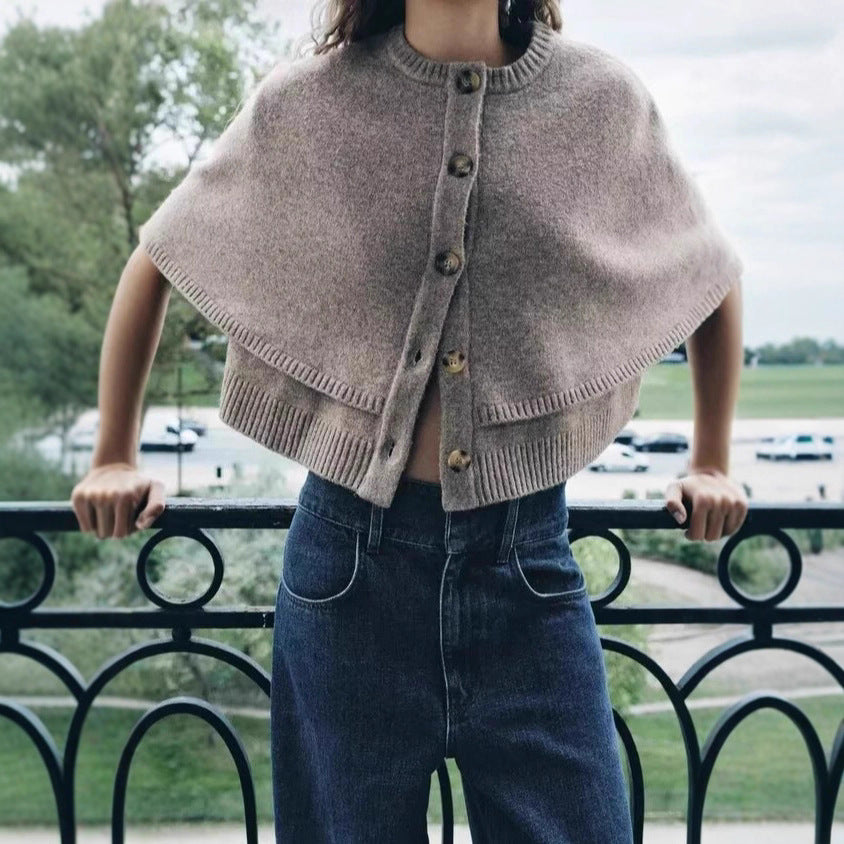 Damstickad poncho med knapppdetaljer Mirla-Eva Jonsson