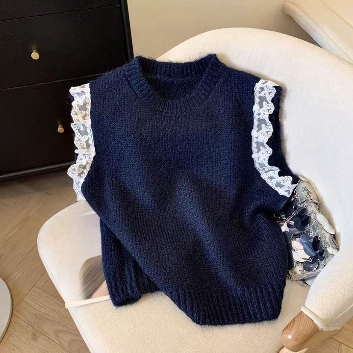 Damstickad topp med lekfullt volangdesign och fin textur Mirla-Eva Jonsson