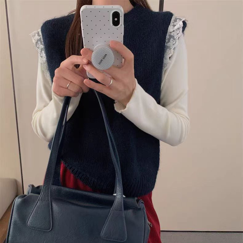 Damstickad topp med lekfullt volangdesign och fin textur Mirla-Eva Jonsson