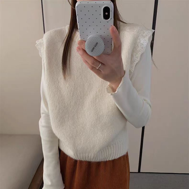 Damstickad topp med lekfullt volangdesign och fin textur Mirla-Eva Jonsson