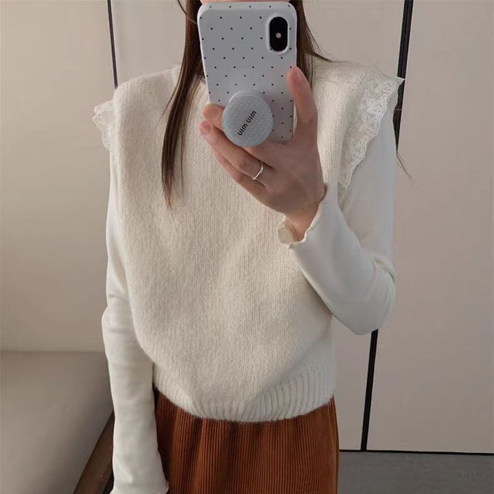 Damstickad topp med lekfullt volangdesign och fin textur Mirla-Eva Jonsson