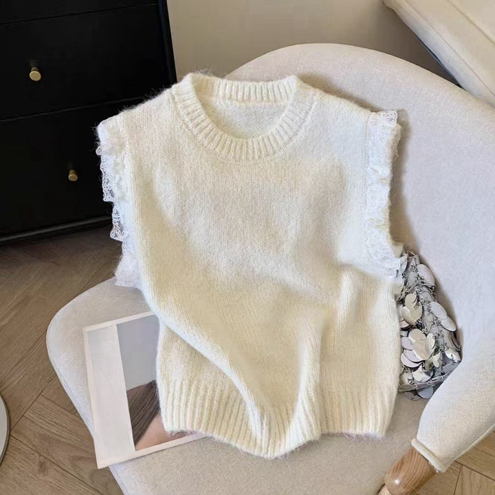 Damstickad topp med lekfullt volangdesign och fin textur Mirla-Eva Jonsson