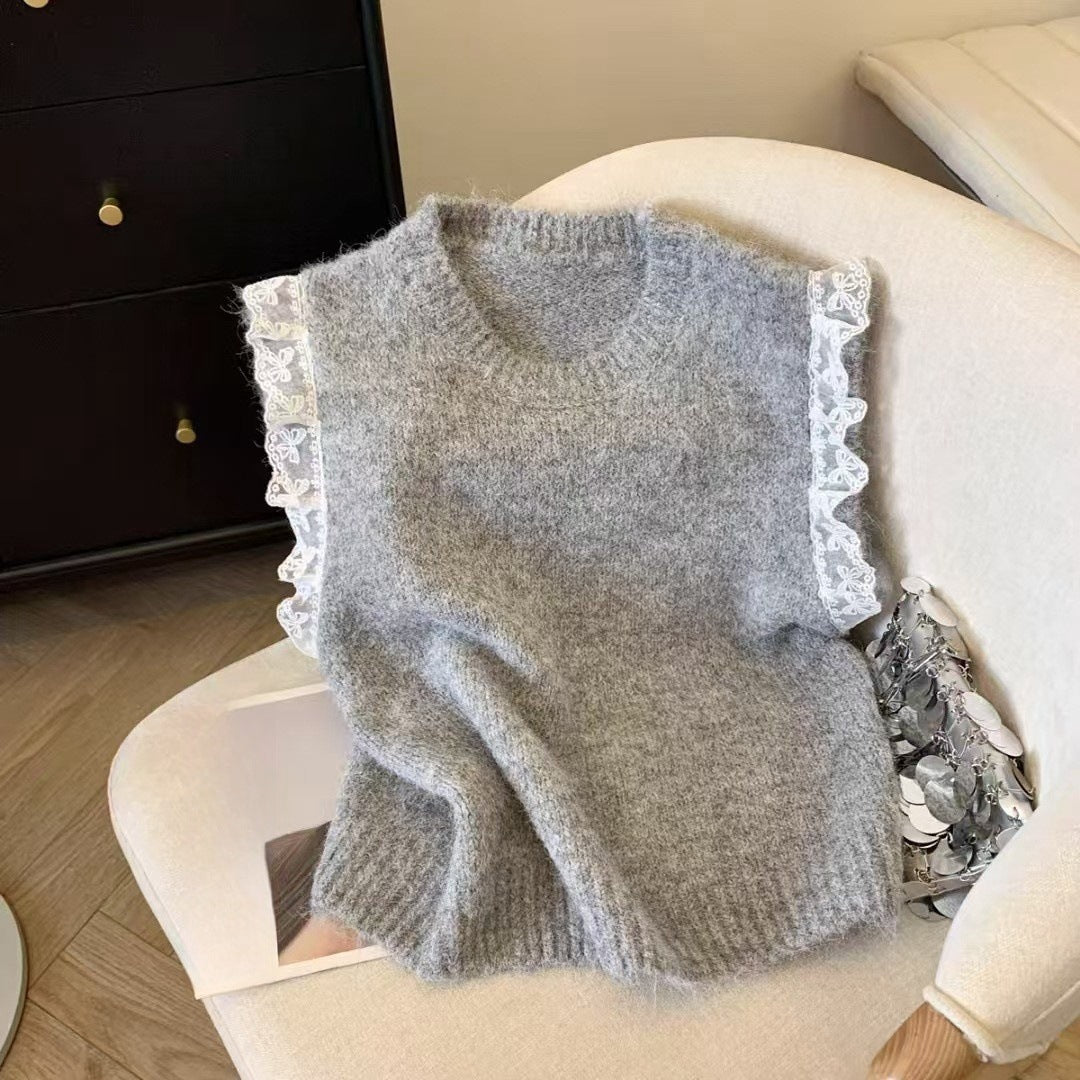 Damstickad topp med lekfullt volangdesign och fin textur Mirla-Eva Jonsson
