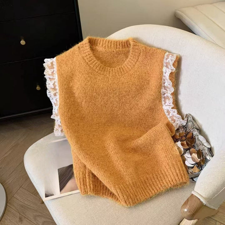 Damstickad topp med lekfullt volangdesign och fin textur Mirla-Eva Jonsson