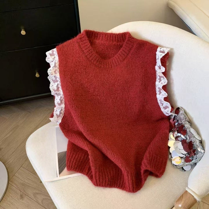 Damstickad topp med lekfullt volangdesign och fin textur Mirla-Eva Jonsson