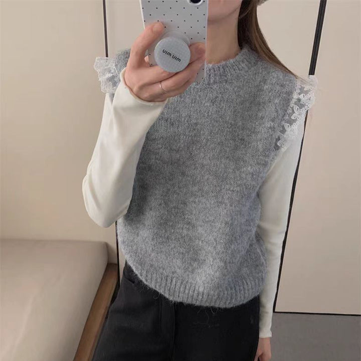 Damstickad topp med lekfullt volangdesign och fin textur Mirla-Eva Jonsson