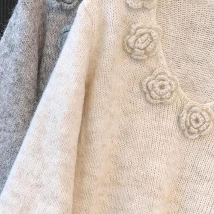 Damstickad tröja med blommiga accenter Mirla-Eva Jonsson