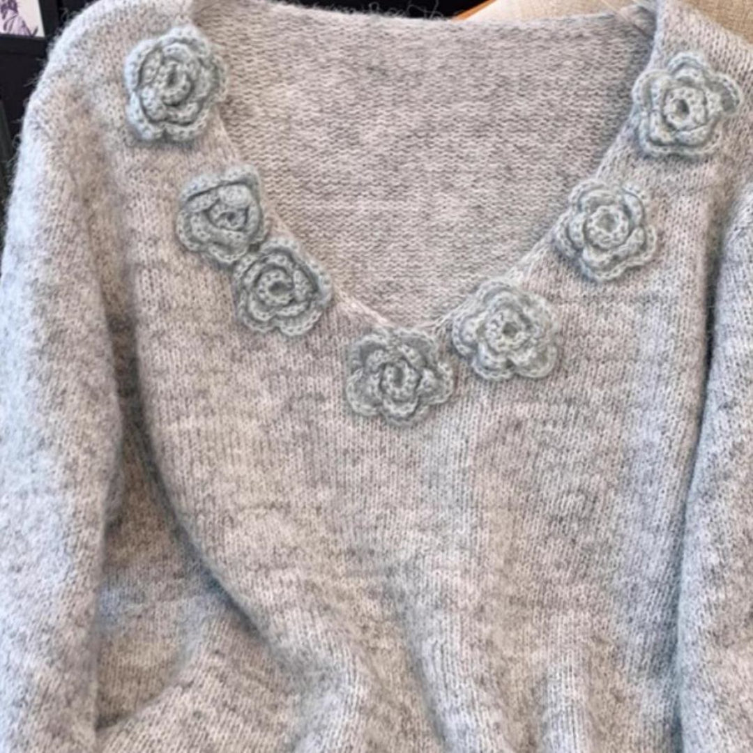 Damstickad tröja med blommiga accenter Mirla-Eva Jonsson
