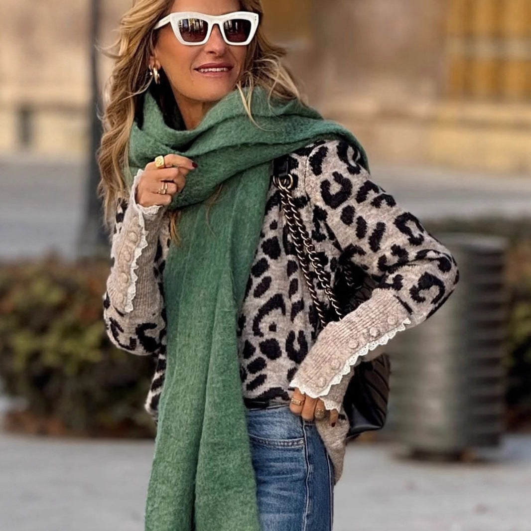 Damstickad tröja med elegant leopardmönster och volangdetaljer Mirla-Eva Jonsson