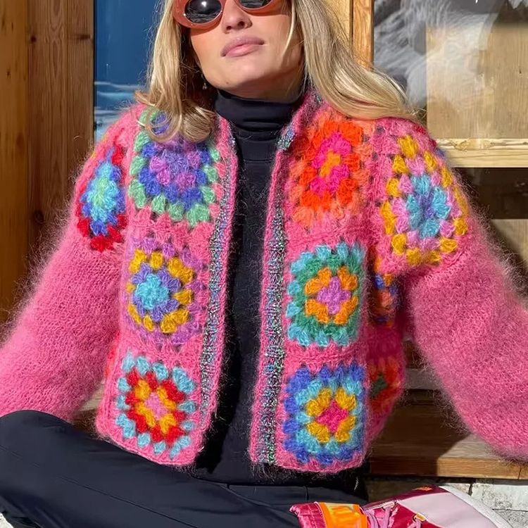 Damstickad tröja med färgglad mormorsrutekonstruktion och luftiga ärmar Mirla-Eva Jonsson