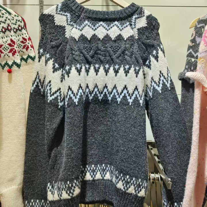 Damstickad tröja med grafiskt mönster och mjukt material Mirla-Eva Jonsson