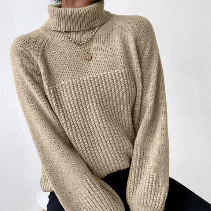 Damstickad tröja med högt krage och strukturerad ribbdesign Eva Jonsson-Eva Jonsson