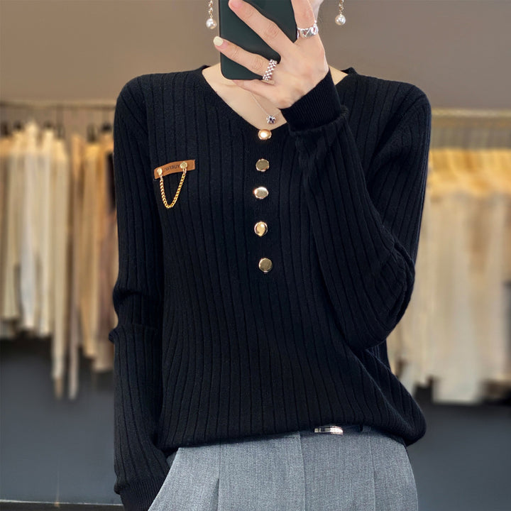 Damstickad tröja med knapprad detalj och modernt, ribbat design Mirla-Eva Jonsson