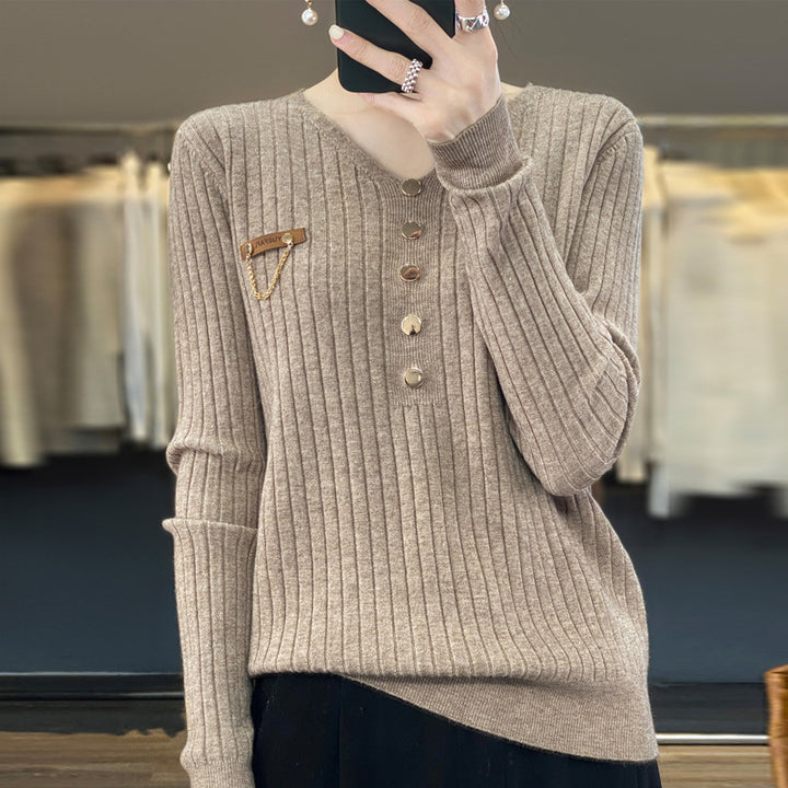 Damstickad tröja med knapprad detalj och modernt, ribbat design Mirla-Eva Jonsson