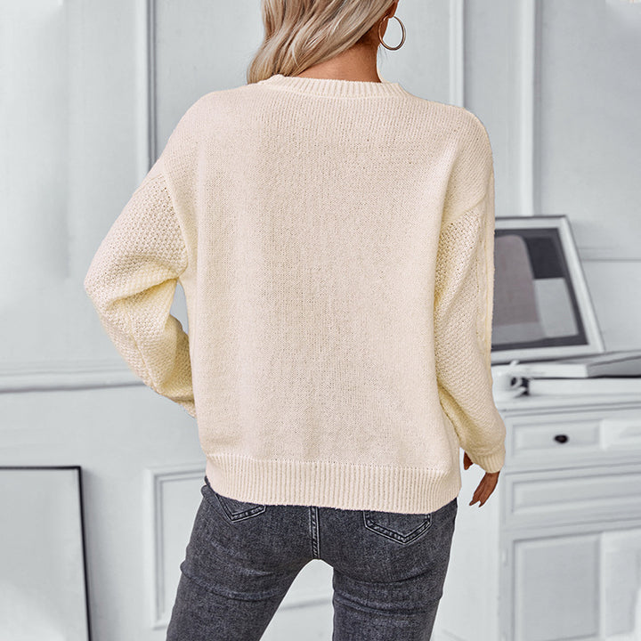 Damstickad tröja med modern V-hals och flätningsdesign Eva Jonsson-Eva Jonsson