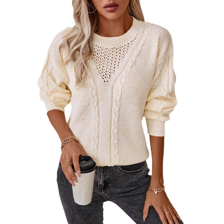 Damstickad tröja med modern V-hals och flätningsdesign Eva Jonsson-Eva Jonsson