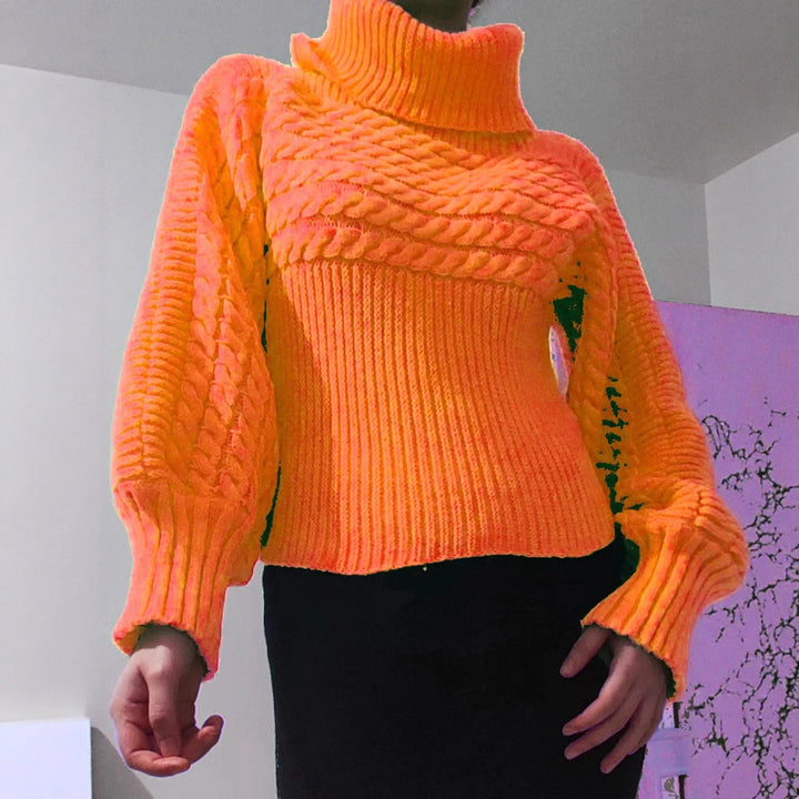 Damstickad tröja med rullkrage och strukturerad design Mirla-Eva Jonsson