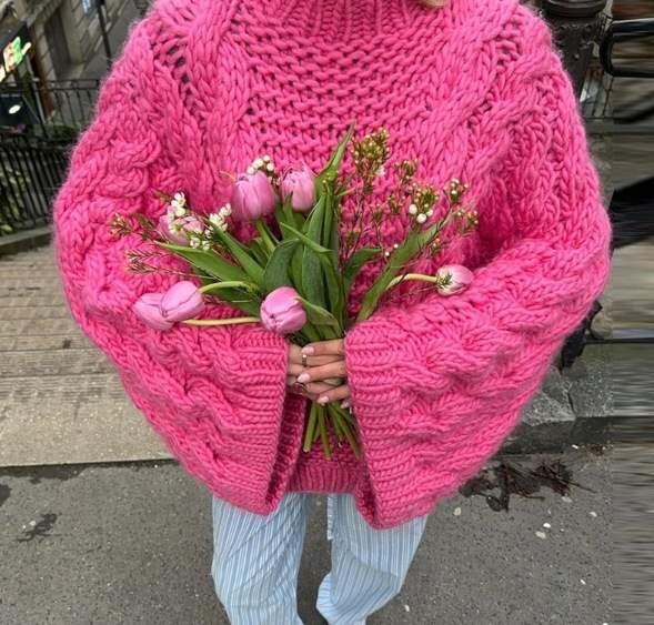 Damstickad tröja med unikt flätmönster och vida ärmar Mirla-Eva Jonsson