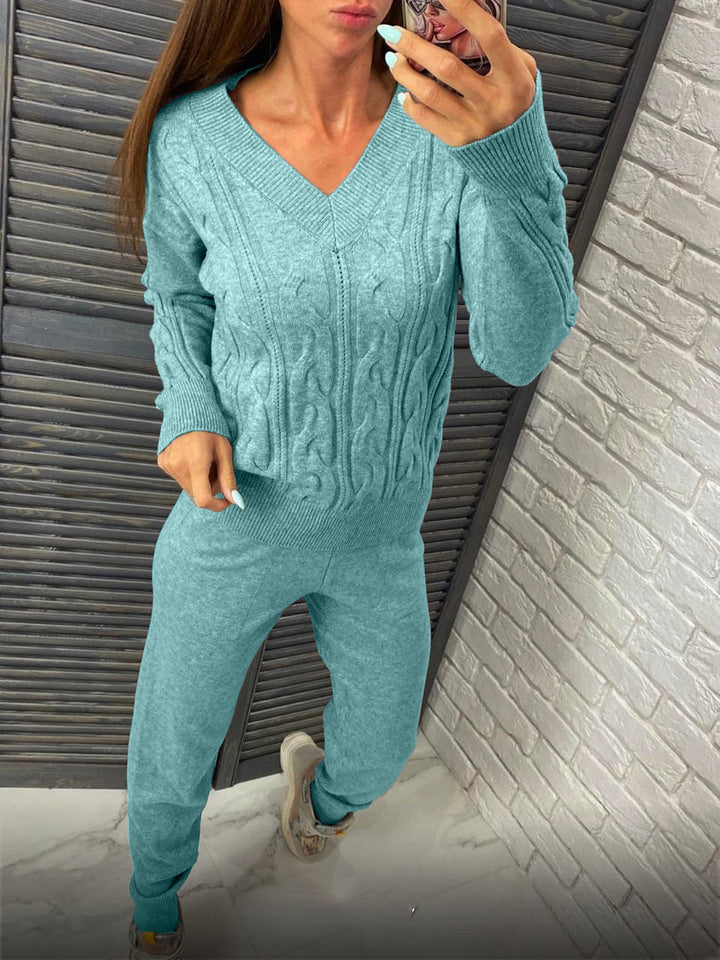 Damstickad tröja och joggingbyxor set med flätmönster Mirla-Eva Jonsson