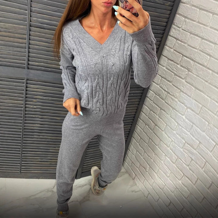 Damstickad tröja och joggingbyxor set med flätmönster Mirla-Eva Jonsson
