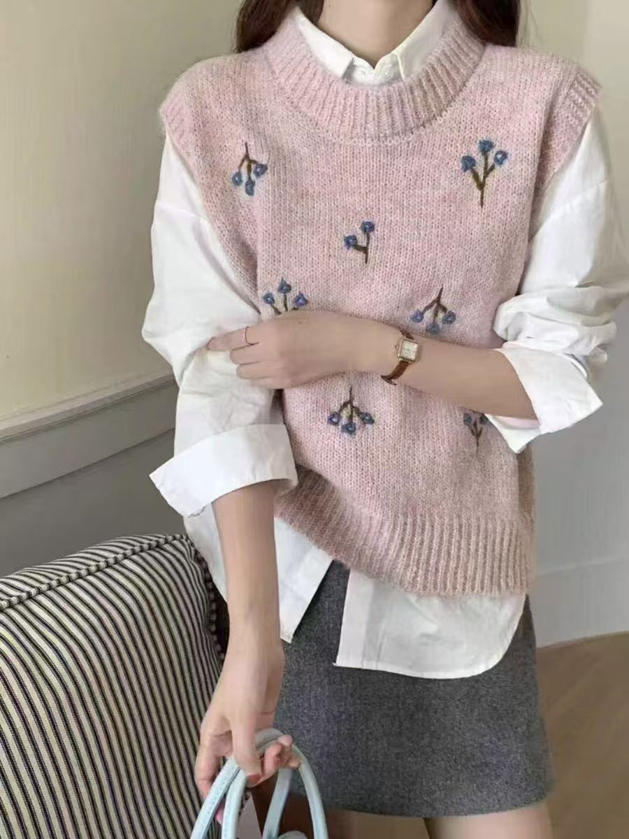 Damstickad väst med blommönster och V-hals Mirla-Eva Jonsson