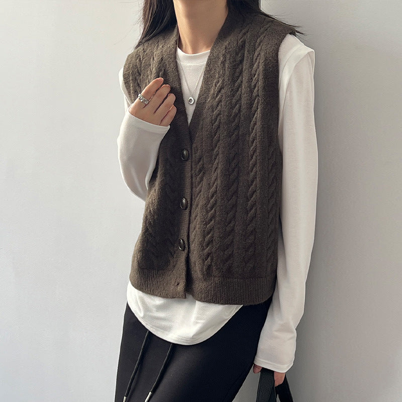 Damstickad väst med dekorativ flätdesign och elegant knapplista Mirla-Eva Jonsson