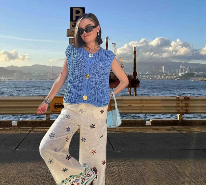 Damstickad väst med dekorativa knappar och fickor Mirla-Eva Jonsson