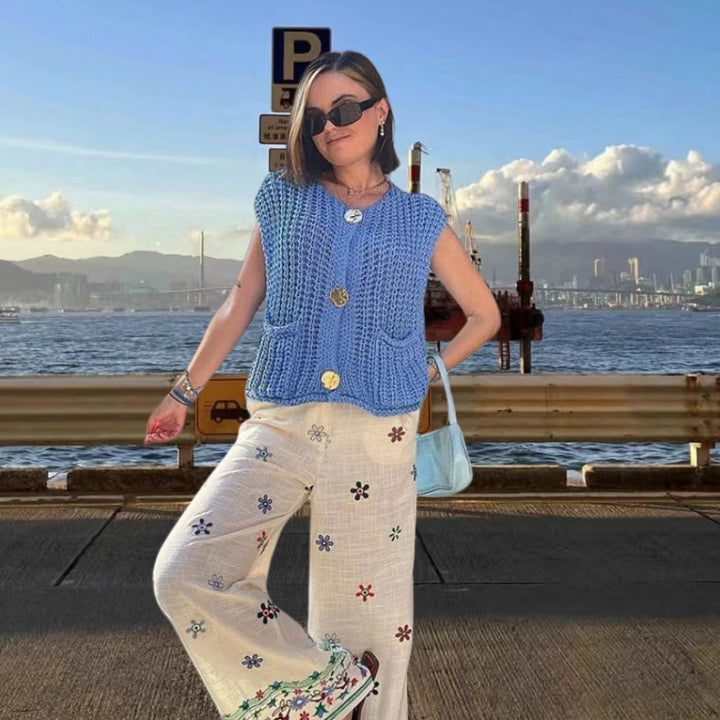 Damstickad väst med dekorativa knappar och fickor Mirla-Eva Jonsson
