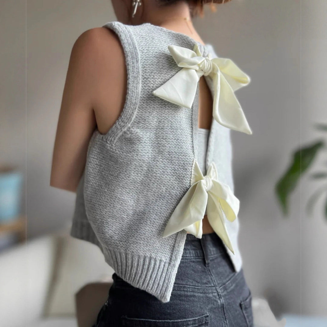 Damstickad väst med elegant ryggdetalj och slinga Mirla-Eva Jonsson