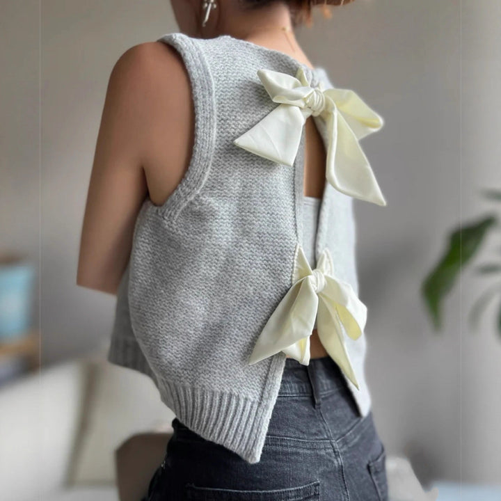 Damstickad väst med elegant ryggdetalj och slinga Mirla-Eva Jonsson