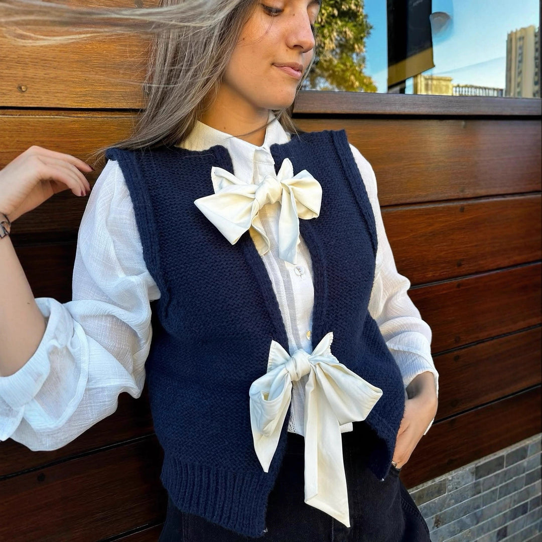 Damstickad väst med elegant ryggdetalj och slinga Mirla-Eva Jonsson