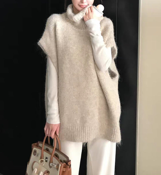 Damstickad väst med hög stängd krage och ärmlös design Mirla-Eva Jonsson