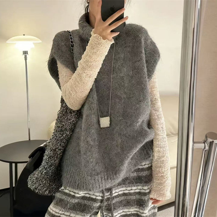Damstickad väst med hög stängd krage och ärmlös design Mirla-Eva Jonsson