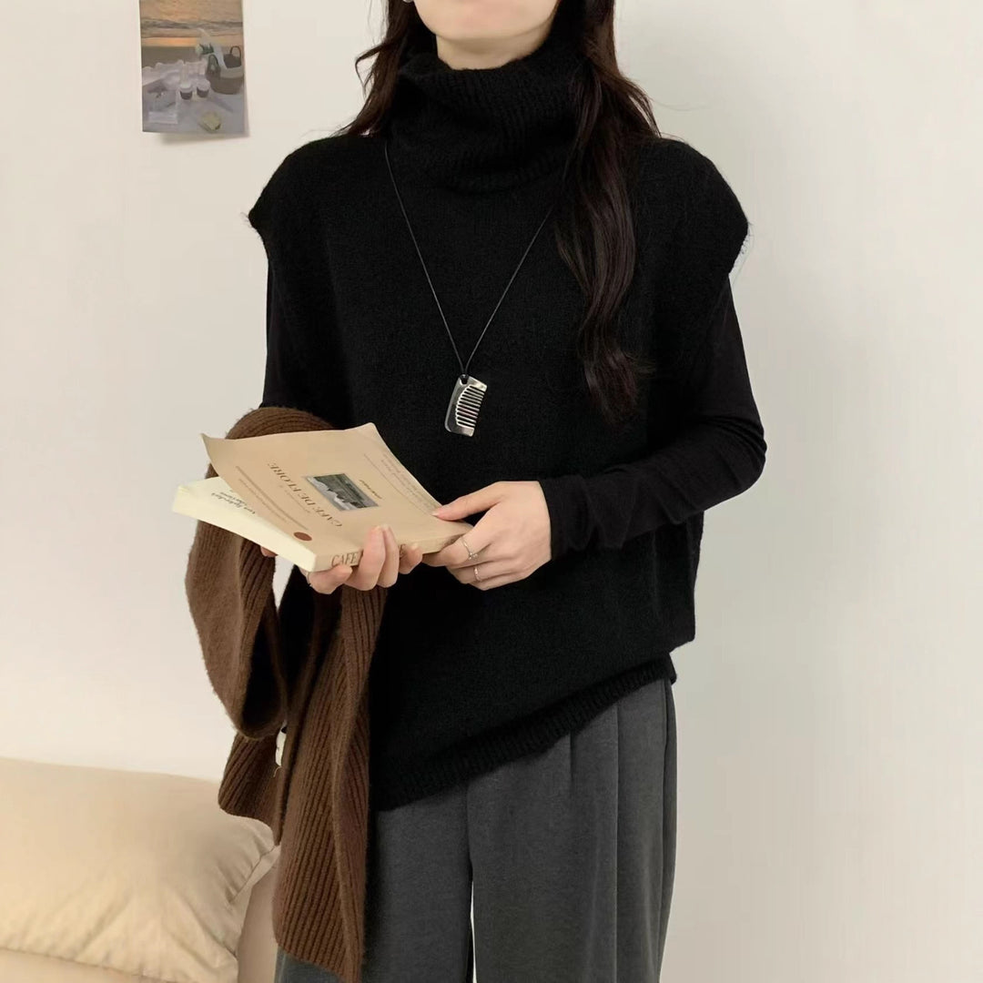 Damstickad väst med hög stängd krage och ärmlös design Mirla-Eva Jonsson