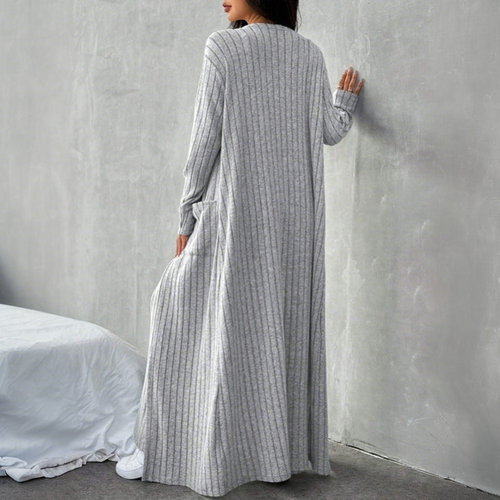 Damstickat set med långa ärmar och elegant omslagdesign Mirla-Eva Jonsson