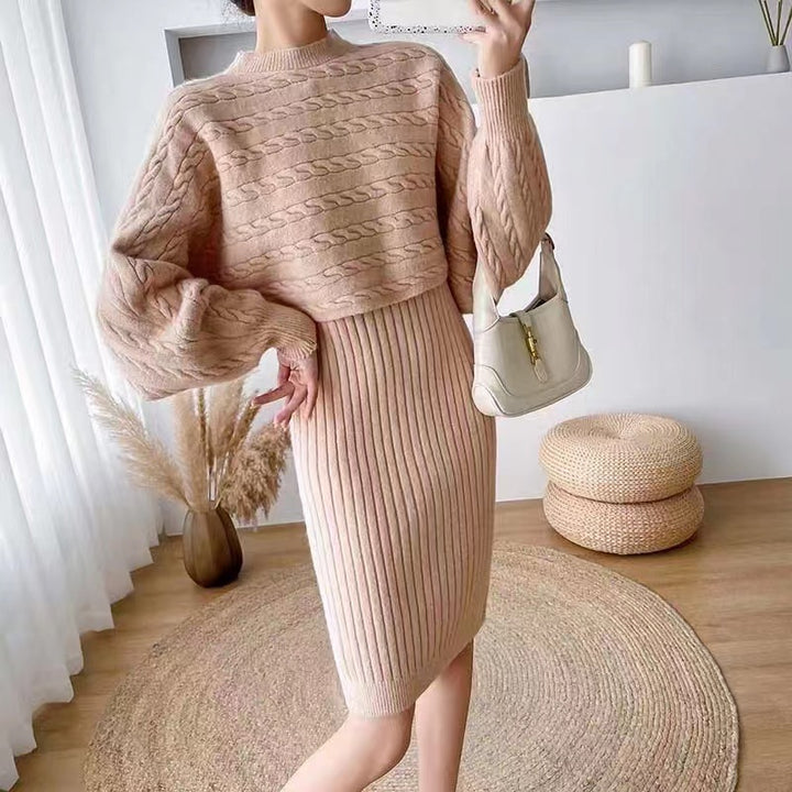Damstickensemble med kort topp och figurnära kjol Mirla-Eva Jonsson