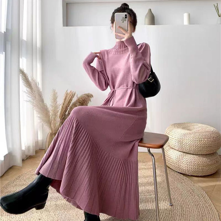 Damstickklänning med elegant ribbdesign och trendig ståkrage Mirla-Eva Jonsson