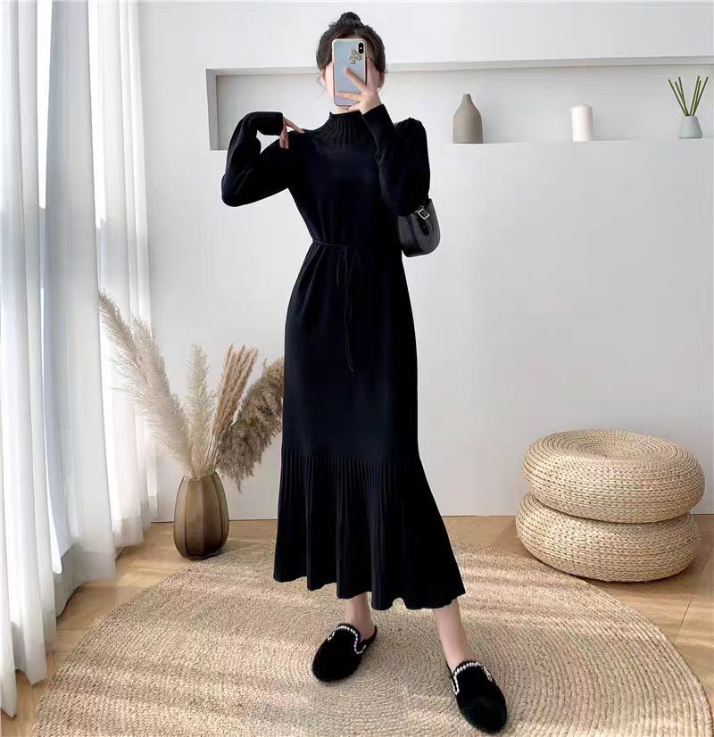 Damstickklänning med elegant ribbdesign och trendig ståkrage Mirla-Eva Jonsson