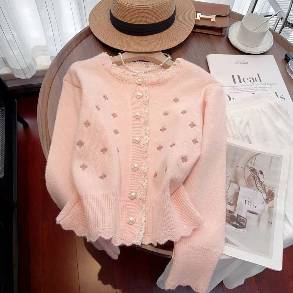 Damstrickjacka med Dekorativa Pärnknappar och Delikat Ribbstruktur Mirla-Eva Jonsson